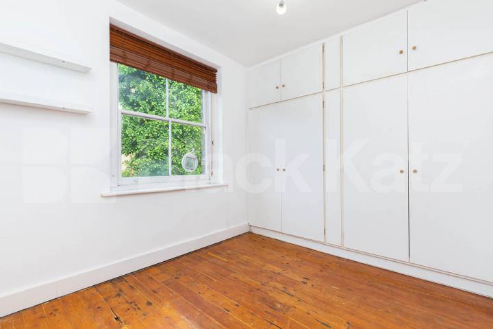 located on this popular cluster of roads in Highgate minutes to tube Milton Road, Highgate